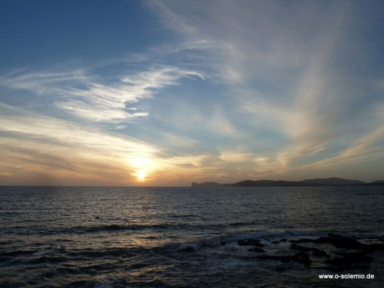 Abendsonne hinter Schleierwolken über dem Meer