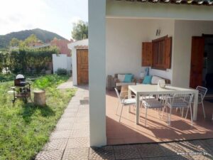 Blick auf die Terrasse des Casa Elea, mit Grill