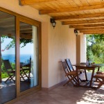 Casa Aglientina nahe San Pantaleo, durch die Schiebetür auf die Terrasse