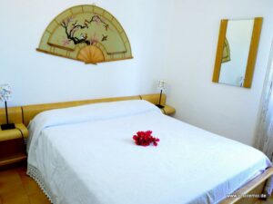 Schlafzimmer mit Doppelbett des Ferienhauses Borla in Costa Rei