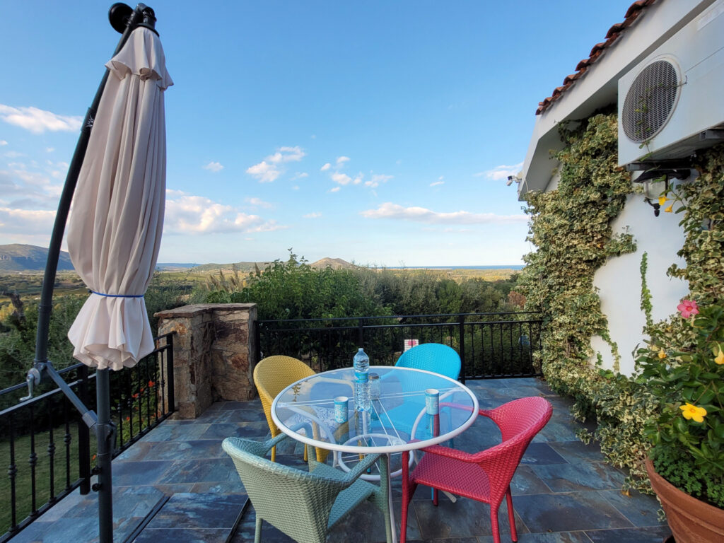 Sa Petra Ruja: Terrasse mit bunten Stühlen und Blick ins Land Sa Petra Ruja: Terrasse mit bunten Stühlen und Blick ins Land