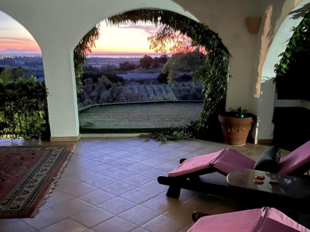 Auf der oberen Terrasse Sa Petra Ruja-001 Sa Petra Ruja: obere Terrasse mit Bogen und Blick in die Abenddämmerung