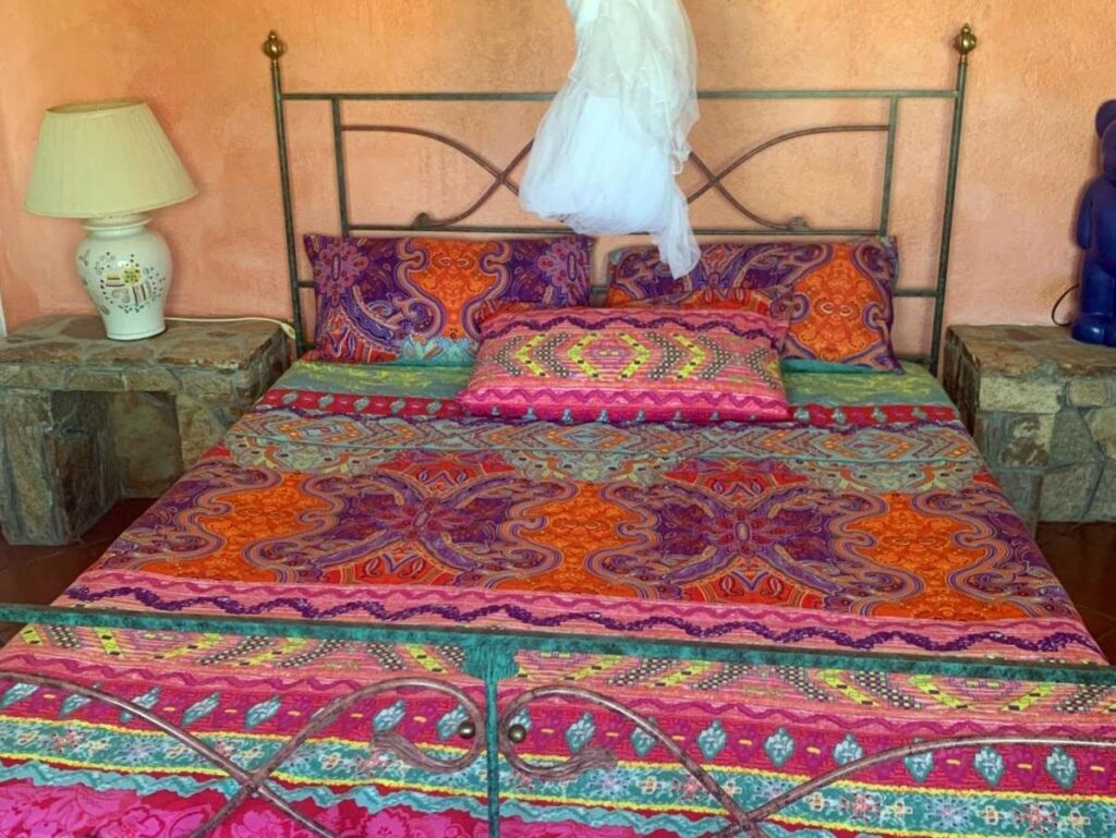 Doppel-Bett im Wohnraum Sa Petra Ruja Doppel-Bett im Wohnraum Sa Petra Ruja