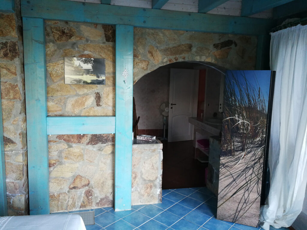 Durchgang zum Wohnraum durch das Badezimmer, Sa Petra Ruja Durchgang zum Wohnraum durch das Badezimmer, Sa Petra Ruja