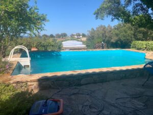 Sa Petra Ruja: Pool mit Leiter, umgeben von Bäumen