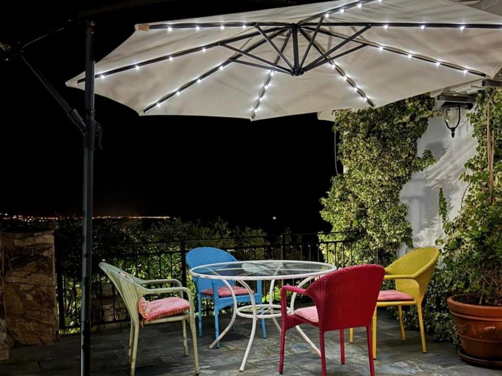 Terrasse oben -Sa Petra Ruja-001 Sa Petra Ruja: obere Terrasse mit beleuchtetem Sonnenschirm am Abend