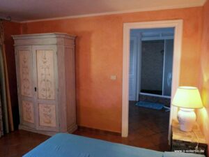 Wohnraum mit zweitem Schlafzimmer, Durchgang ins Bad und ins zweite Schlafzimmer