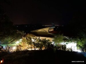 Wunderschön beleuchtet bei Nacht, in der Ferne La Caletta
