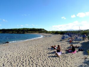 Badegast am Sandstrand einer Bucht