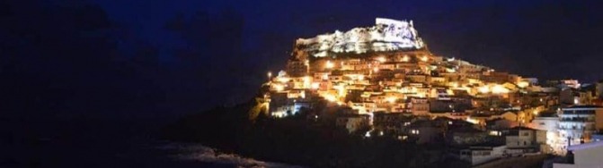 Blick von der Terrasse auf Castelsardo bei Nacht