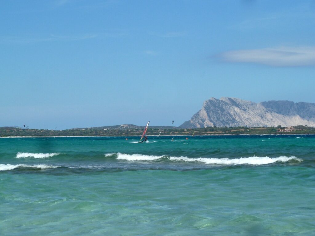 Strand "la cinta", Isola Tavolara und surfer, santeodoro Strand "la cinta", Isola Tavolara und surfer, santeodoro