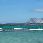 Strand "la cinta", Isola Tavolara und surfer, santeodoro