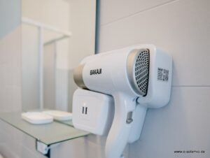 Fön und Handtücher, Duschgel und Seife