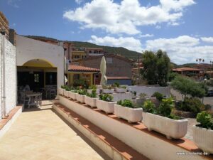 Terrasse mit Blumenkästen und Blick auf die Hügel