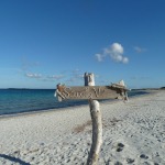 Osten Sardinien: Die Saison ist zu Ende, auch für die Segelschule am Strand von Porto Ottiolu, auch wenn Ende Oktober noch Badewetter ist.