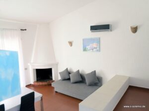 Kamin und Sofa im Ferienhaus Giunco