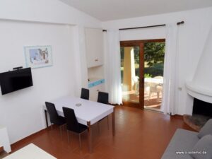 Wohnraum mit Esstisch, Ferienhaus Giunco