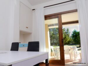 Esstisch mit Blick in den Garten