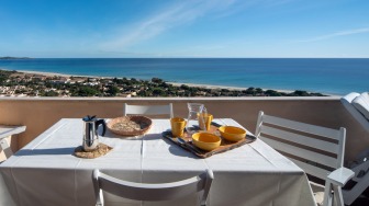 Die Terrasse mit gedecktem Tisch und einzigartigem Meerblick