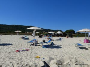 Liegstühle am kilometerlangen Strand von Costa Rei
