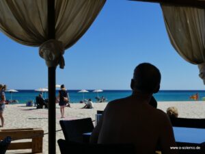 Spielplätze, Kioske am Strand von Costa Rei