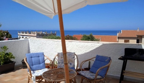 Entspannte Stunden auf der Terrasse mit Meerblick