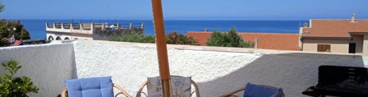 Entspannte Stunden auf der Terrasse mit Meerblick