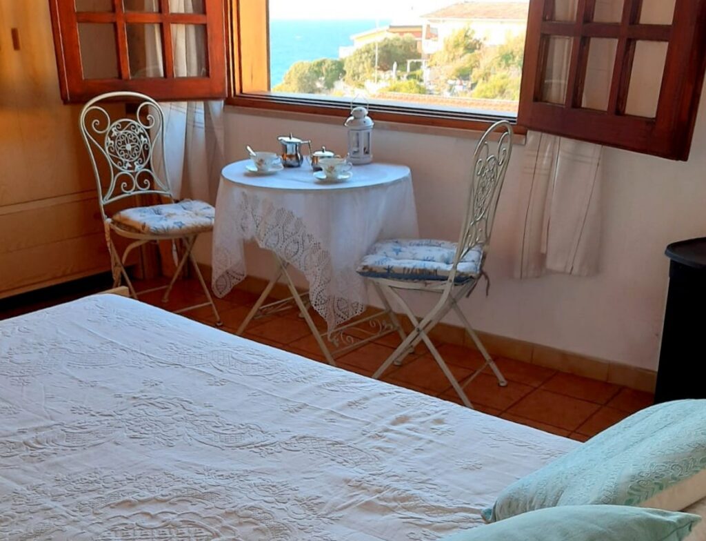 Agrustos Mare, Budoni: Schlafzimmer mit Bistrotisch am Fenster Agrustos Mare, Budoni: Schlafzimmer mit Bistrotisch am Fenster