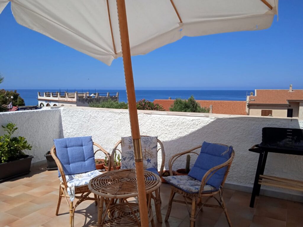 Agrustos Mare, Budoni: Dachterrasse mit Sonnenschirm und Meerblick Agrustos Mare, Budoni: Dachterrasse mit Sonnenschirm und Meerblick