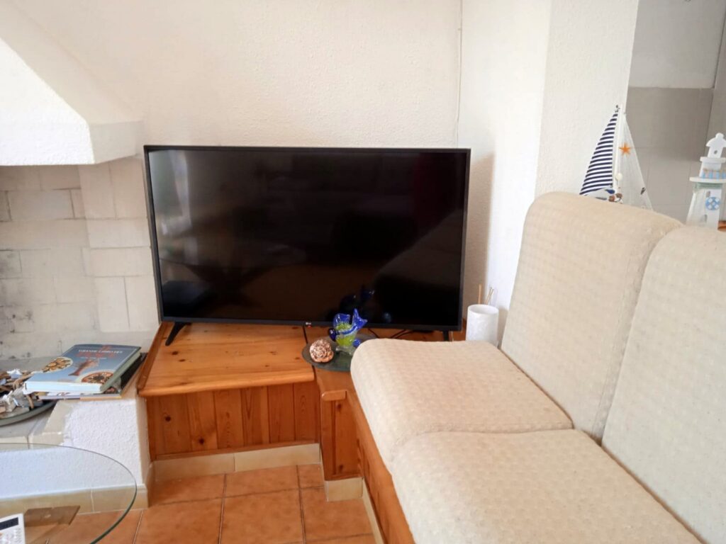 Agrustos Mare, Budoni: Wohnbereich mit Sofa und Fernseher Agrustos Mare, Budoni: Wohnbereich mit Sofa und Fernseher