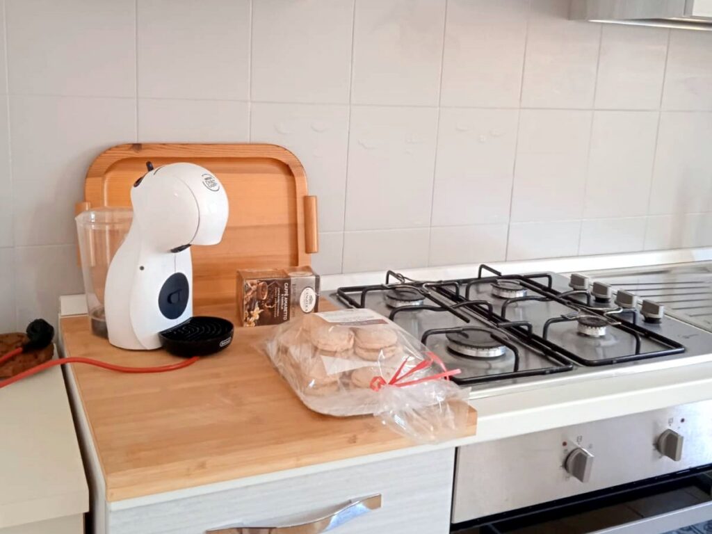 Agrustos Mare, Budoni: Küchenzeile mit Gasherd und Kaffeemaschine Agrustos Mare, Budoni: Küchenzeile mit Gasherd und Kaffeemaschine