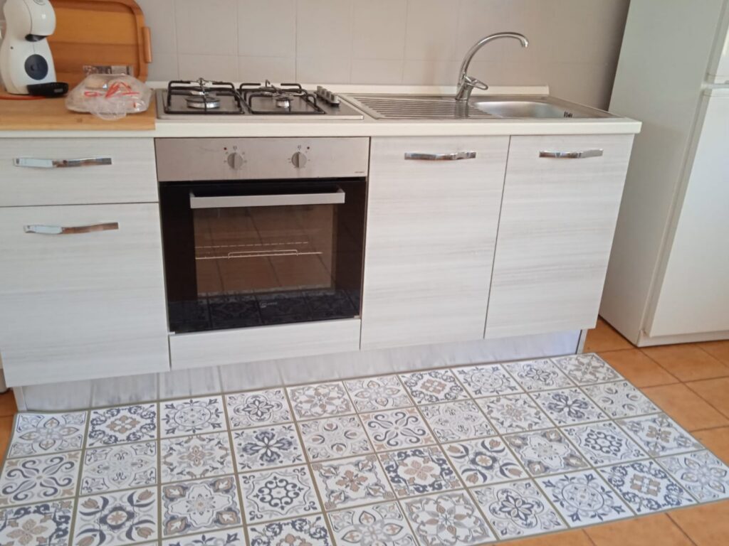 Moderne Küchenzeile mit Backofen Moderne Küchenzeile mit Backofen