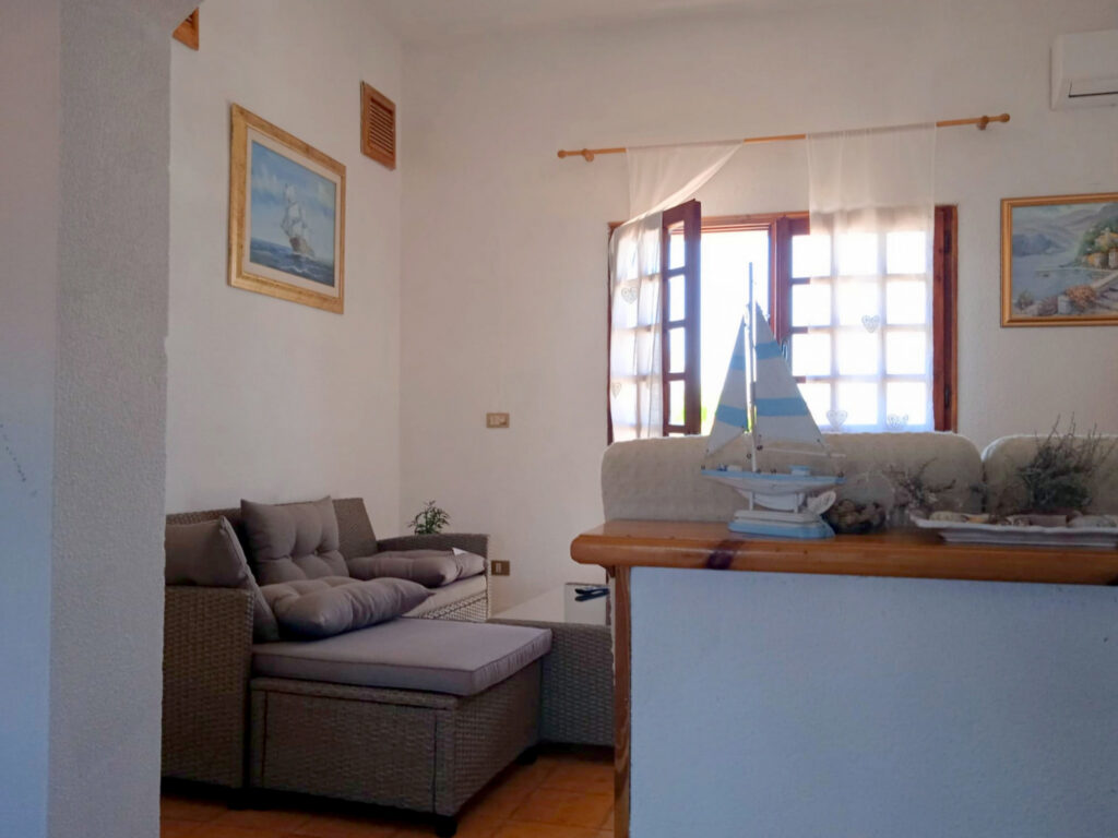 Agrustos Mare, Budoni: Wohnzimmer mit Ecksofa und Fenster Agrustos Mare, Budoni: Wohnzimmer mit Ecksofa und Fenster