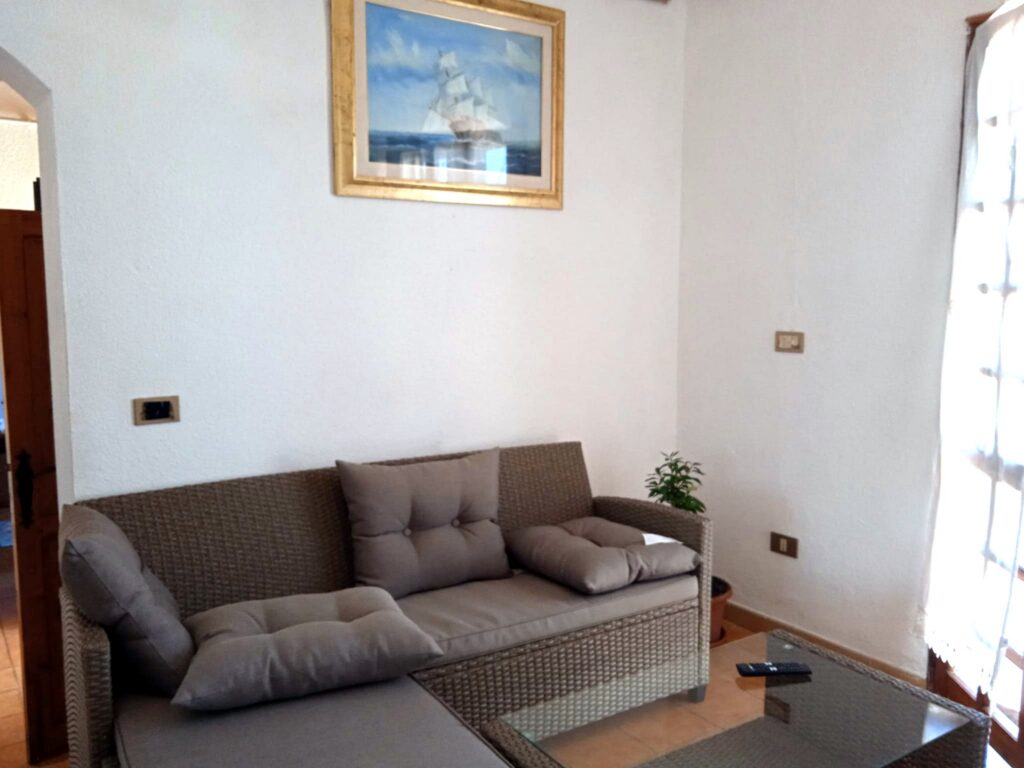 Agrustos Mare, Budoni: Ecksofa unter einem Wandbild Agrustos Mare, Budoni: Ecksofa unter einem Wandbild