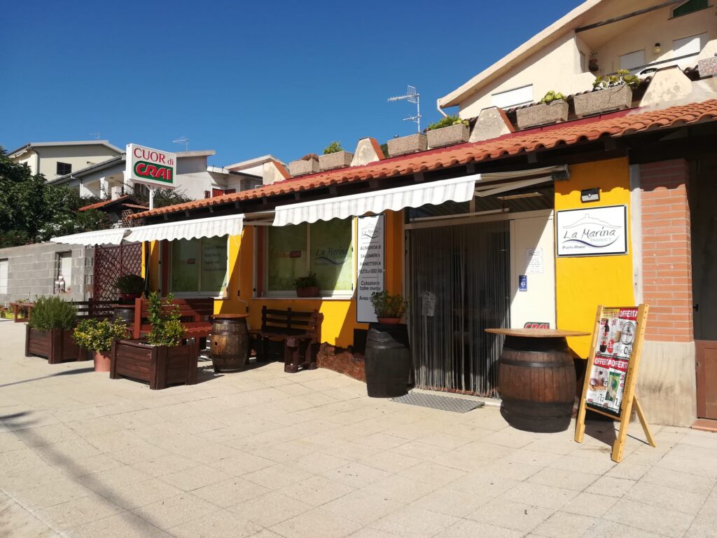 marina market mit Sitzgelegenheit marina market mit Sitzgelegenheit