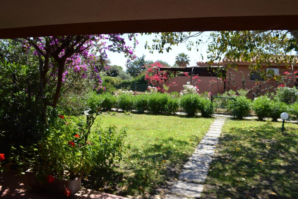 Blick-von-der-Terrasse-in-den-Garten-Ferienhaus-Vivi-Costa-Rei Blick-von-der-Terrasse-in-den-Garten-Ferienhaus-Vivi-Costa-Rei
