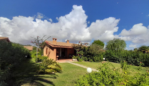 die-Hausvorderseite-mit-Garten