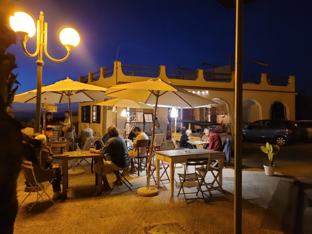 Zentral im Ort gelegen, mit schönstem BLick streefish Restuarant "La Lisca"