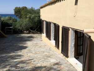 Blick von der Hausseite aufs Meer