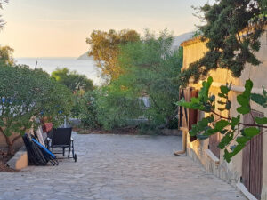 Blick von der Hausseite aufs Meer
