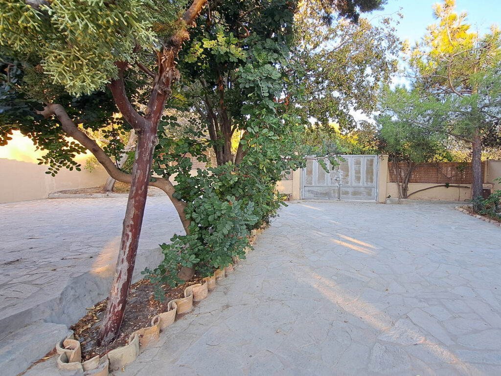 Der großzügige Hof auf der Rückseite des Ferienhauses Rosa Der großzügige Hof auf der Rückseite des Ferienhauses Rosa