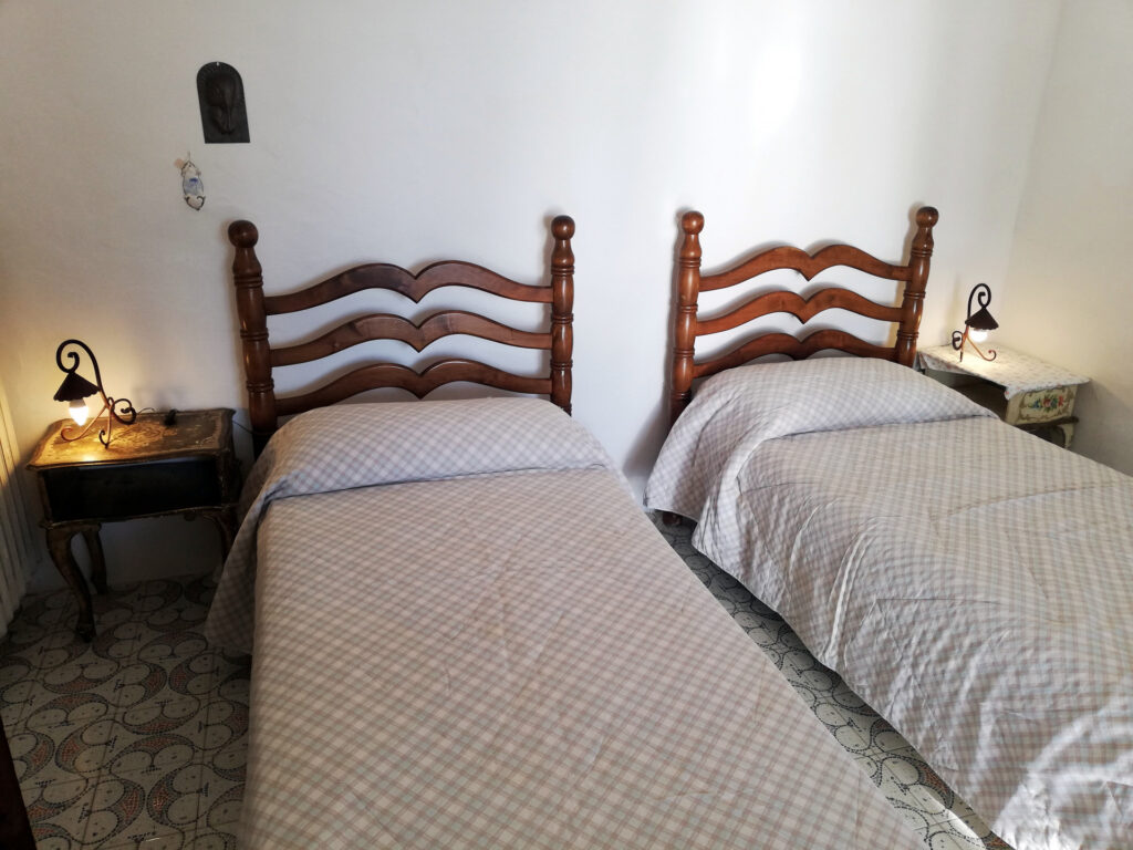 Schlafzimmer eins mit zusammenstellbaren Einzelbetten Schlafzimmer eins mit zusammenstellbaren Einzelbetten