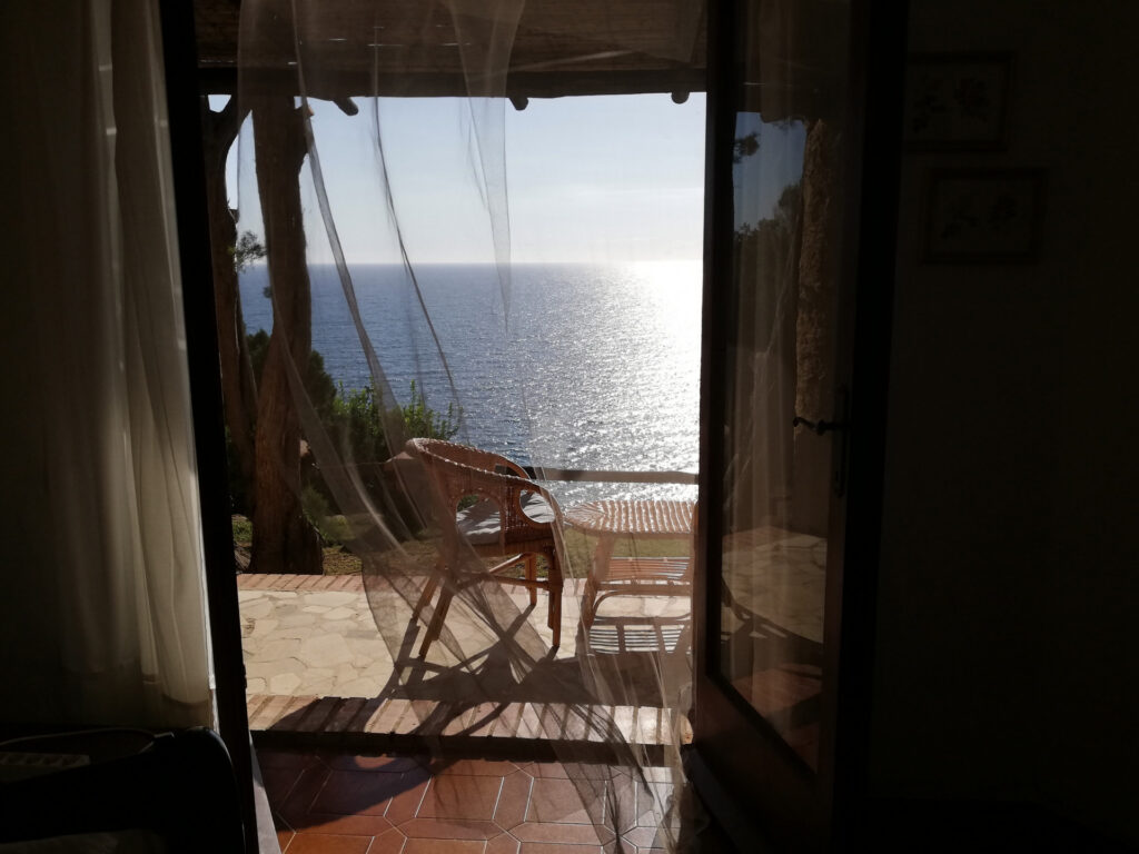 Blick aus dem Schlafzimmer direkt aufs Meer Blick aus dem Schlafzimmer direkt aufs Meer