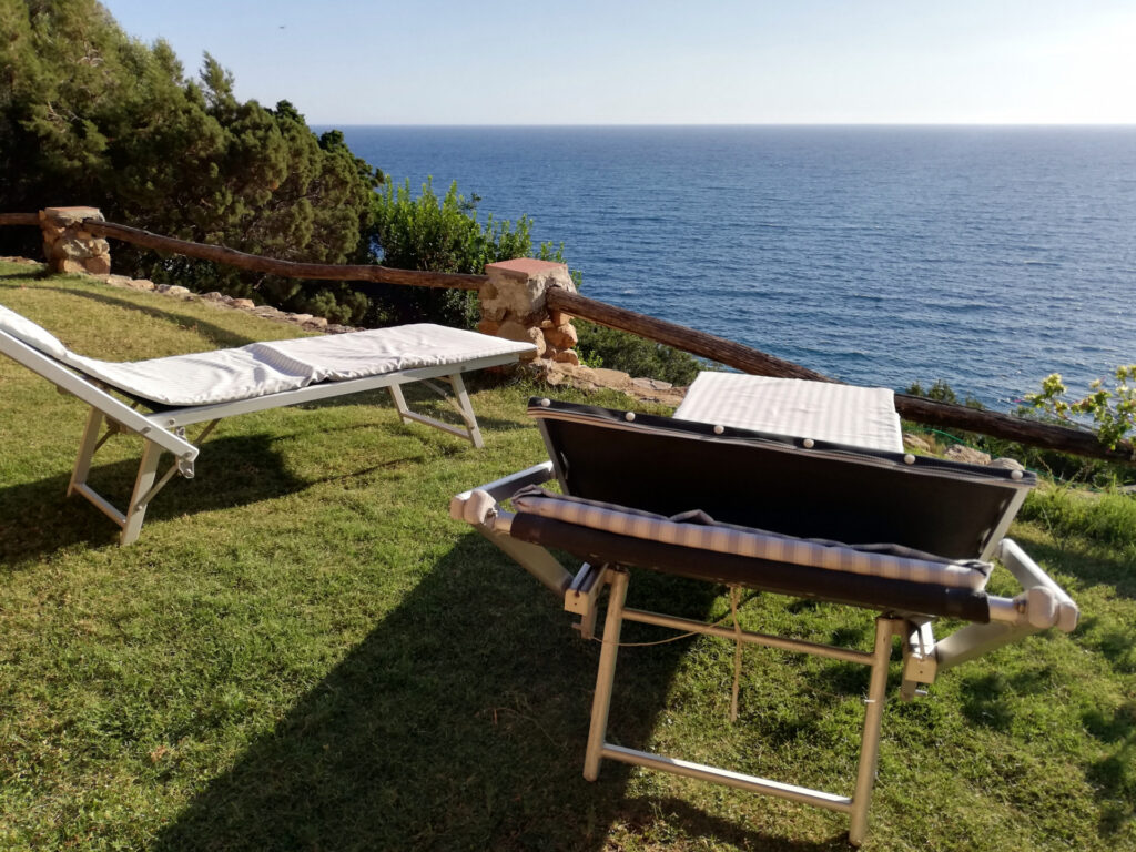 ein Tag im Liegestuhl mit Blick aufs Meer ein Tag im Liegestuhl mit Blick aufs Meer