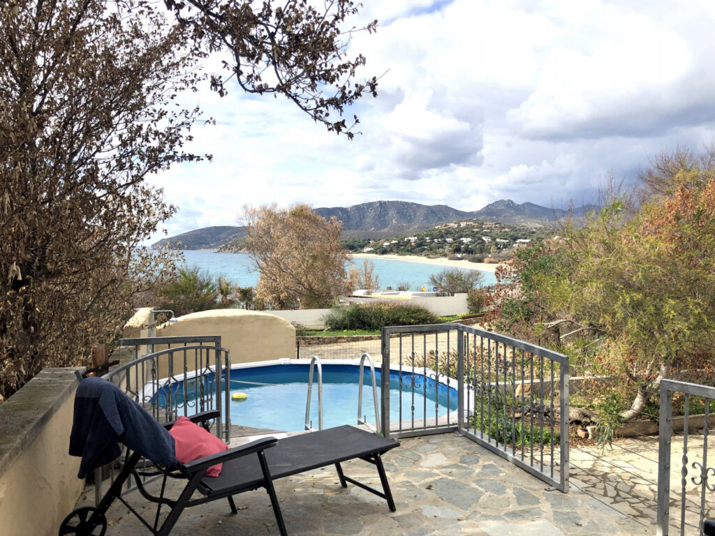 Kleiner Pool mit Aussendusche und Meerblick Kleiner Pool mit Aussendusche und Meerblick