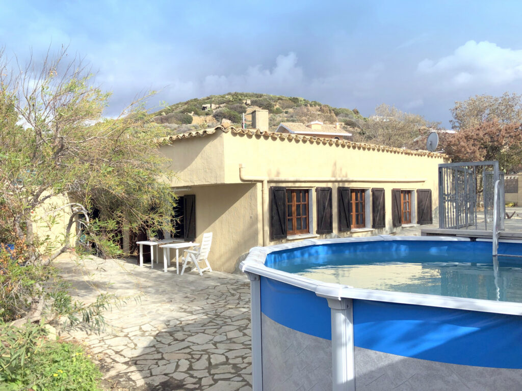 Blick vom Pool zum Ferienhaus Rosa Blick vom Pool zum Ferienhaus Rosa