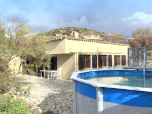 Blick vom Pool zum Ferienhaus Rosa