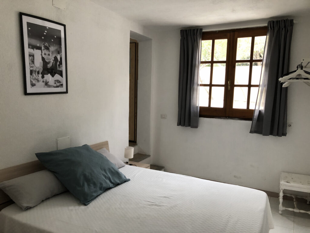 Das dritte Schlafzimmer im Ferienhaus Rosaes Ferienhauses Rosa, wenige Stufen führen zum En-Suite-Bad Das dritte Schlafzimmer im Ferienhaus Rosa