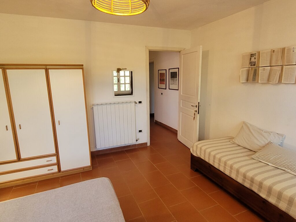 Doppel-und-Einzelbett-im-Dreierschlafzimmer-Villa Magico-021 Villa Domosdei: Dreibettzimmer mit Doppel- und Einzelbett