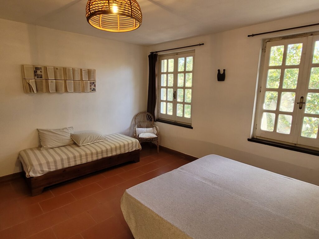 Dreierschlafzimmer-Villa Magico-020 Villa Domosdei: Dreibettzimmer mit Einzelbett und Doppelbett